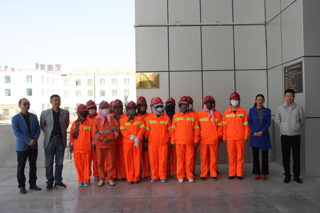 海西州总工会驻茫崖办事处茫崖行委建设和交通局环境卫生所在茫崖民族文体活动中心为环卫工人创建爱心休息站活动现场